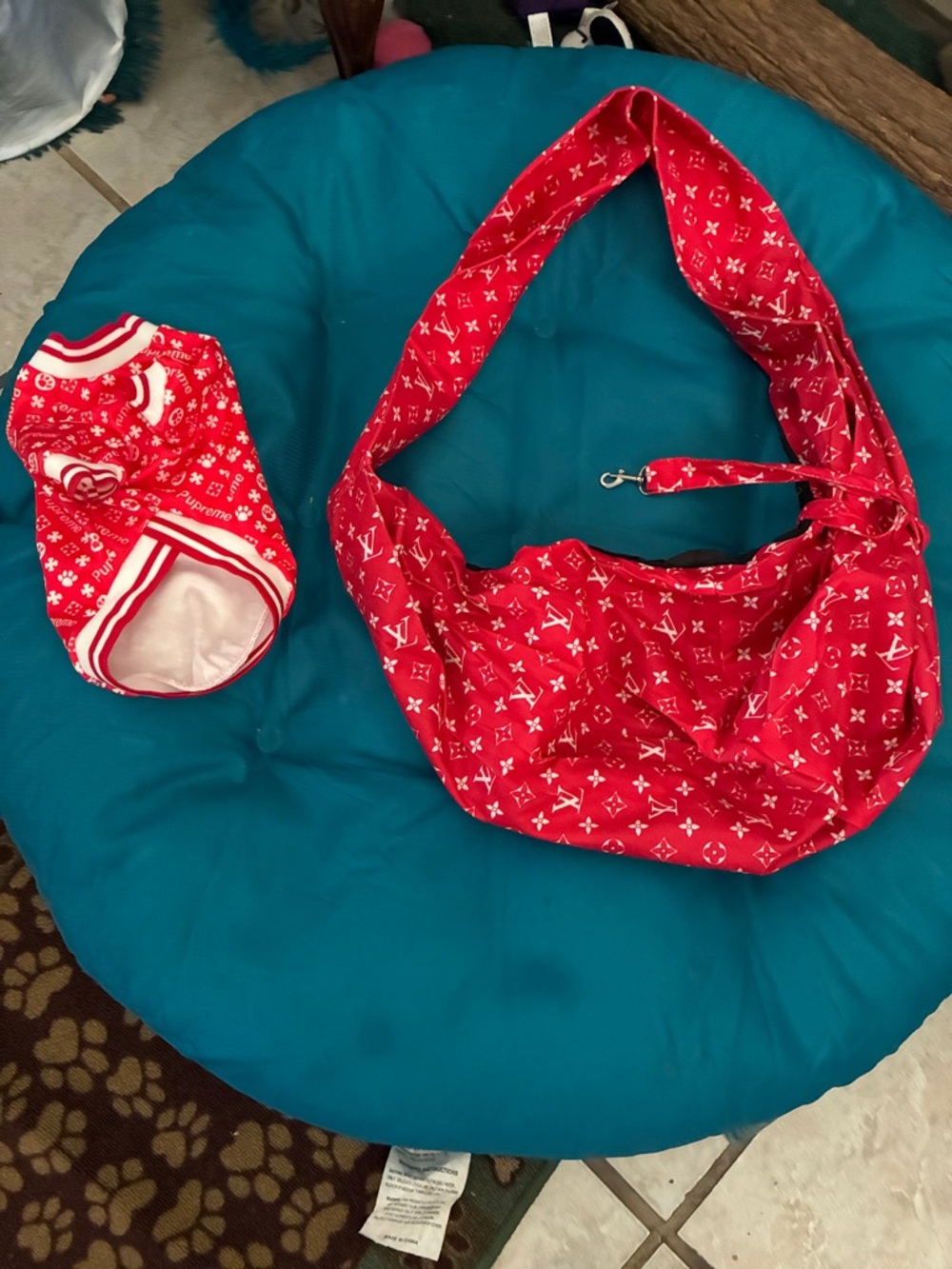 Carry bag and Pet shirt brand new good for a small medium dog
